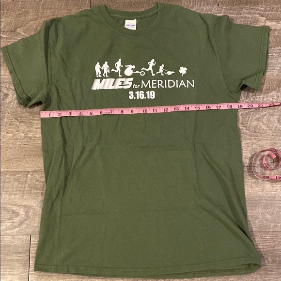 Gildan Green Short Sleeve Tee with Graphic Design - Picture 1 of 3